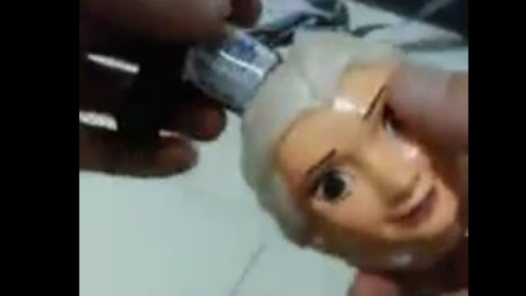 岛国一小哥在菲律宾旅游,买回来一个“冰雪女王”的玩具,结果一玩上就中毒了...这到底什么鬼